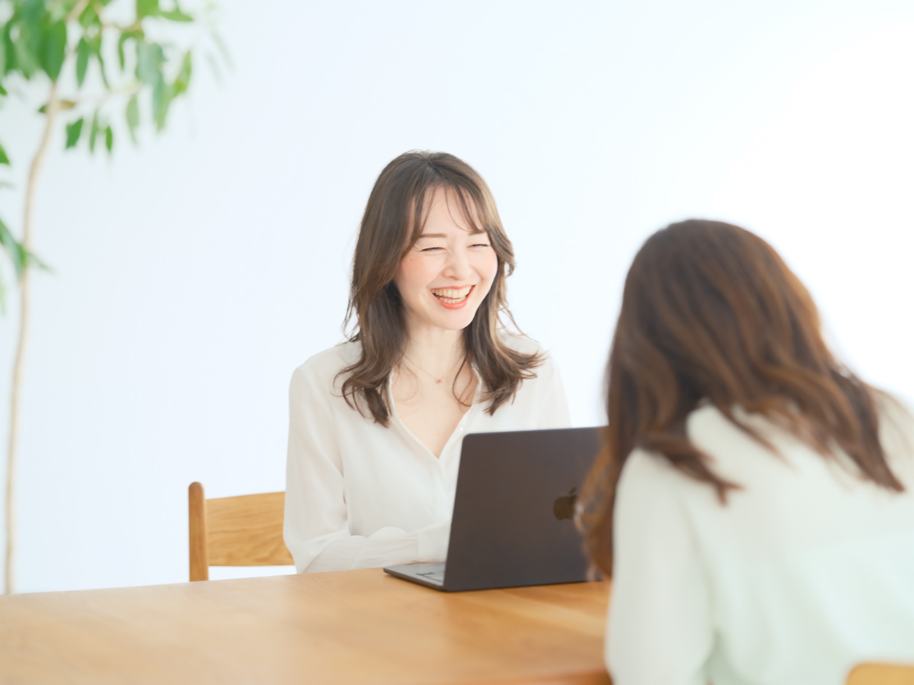 個別相談で笑顔で話すはんな